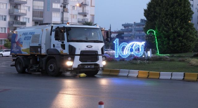 Aydın Büyükşehir, 24 saat temizlik mesaisinde