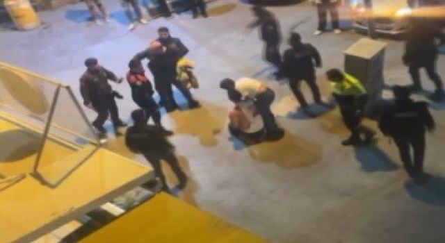 Kavgaya müdahale eden polislere saldıran şahıs kamerada