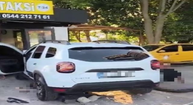 Kontrolden çıkan araç çarptığı 4 kişiden 2’sini altına aldı