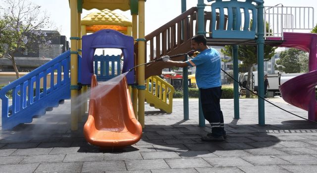 Kuşadalı çocuklar için parklar yenilendi