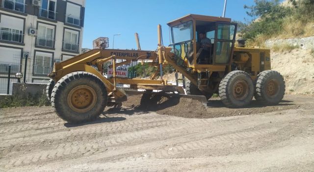 Kuşadası'nda yol yapım çalışmaları tam gaz devam ediyor