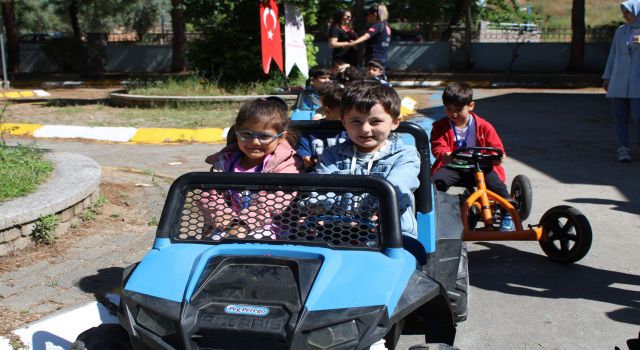 Minik şoförler direksiyon başında