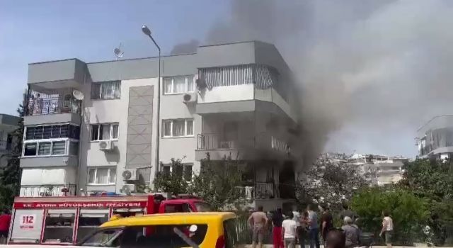 Önce kedisini kurtardı, sonra kurtarılmayı bekledi