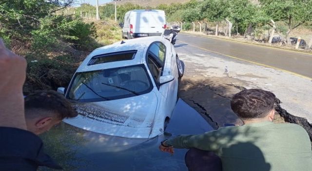 Otomobil dev çukura düştü