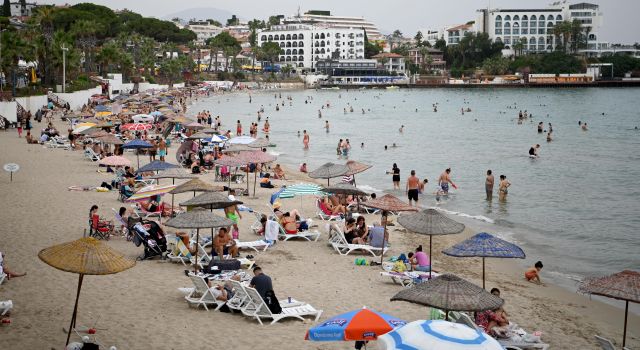 Sıcaktan bunalan Kuşadası'na akın etti