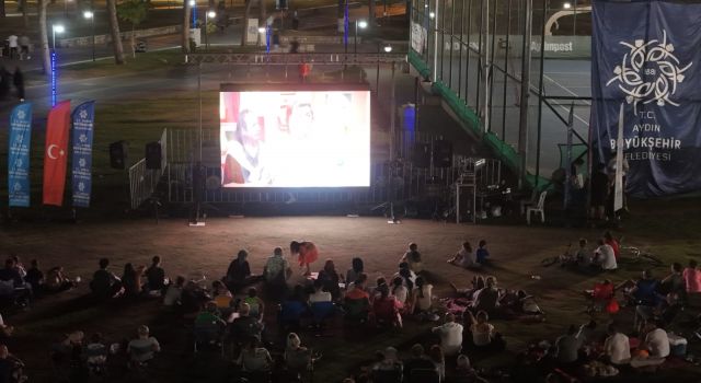 BAŞKAN ÇERÇİOĞLU AYDINLILARI AÇIK HAVA SİNEMASIYLA BULUŞTURDU