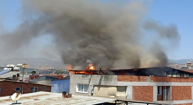 Koskoca çatı saniyeler içinde alevlere teslim oldu
