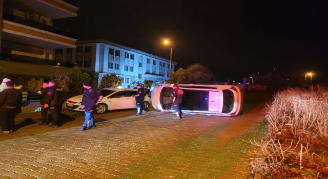 Park etmek isterken otomobili devirdi