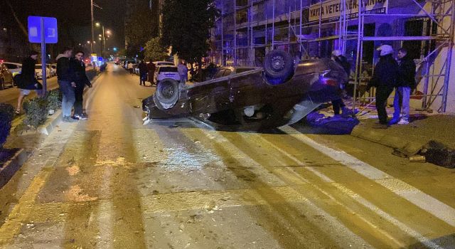 Aydınlatma direğine çarpan otomobil takla attı: 4 yaralı