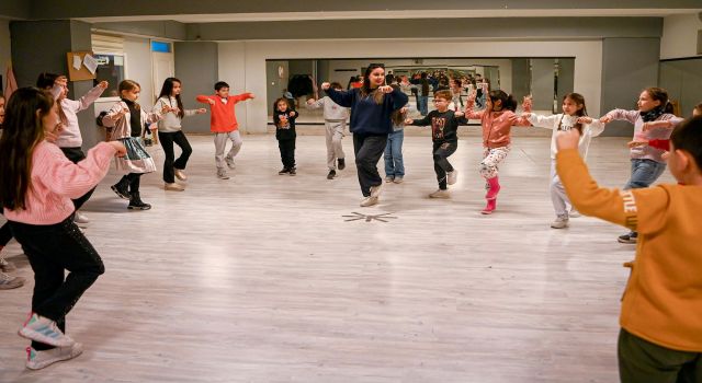 Farklı yörelere ait halk dansları Kuşadası’nda yaşatılıyor