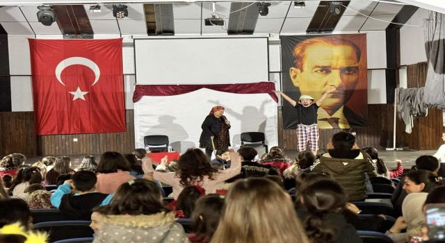 Karacasu'da çocuklar tiyatroyla eğlendi