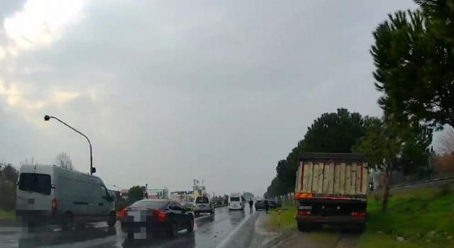 Otomobille çarpışan kamyon ağaca çarparak durabildi