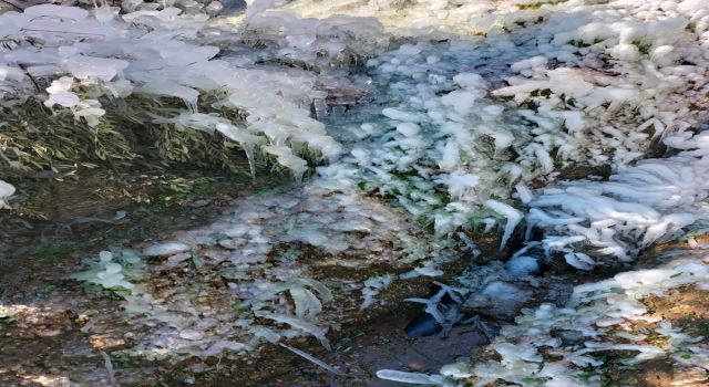 Patlayan su borusundan fışkıran sular görsel şölene dönüştü