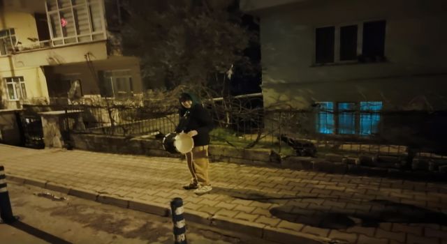 12 yaşındaki Mustafa, Ramazan davulculuğu geleneğini sürdürüyor