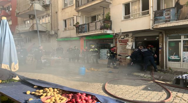 Aydın'da ev yangını: Yangında mahsur kalan 3 kişi esnafın yardımıyla kurtarıldı