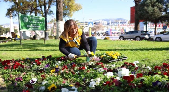 Başkan Çerçioğlu kadınlar ile ele ele veriyor, Aydın rengarenk çiçekler ile süsleniyor