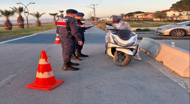 Bisiklet yolunu işgal eden motorcular jandarmadan kaçamadı