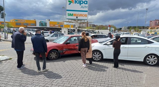 Çarpıştığı aracın kapısına plakası saplandı