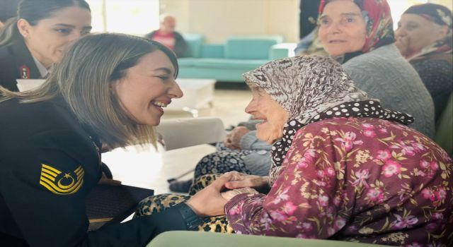 Jandarma bayramda yaşlı çınarları unutmadı