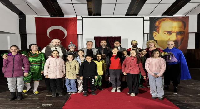 Karacasulu çocuklar, Büyükşehir'in tiyatrosuyla eğlendi