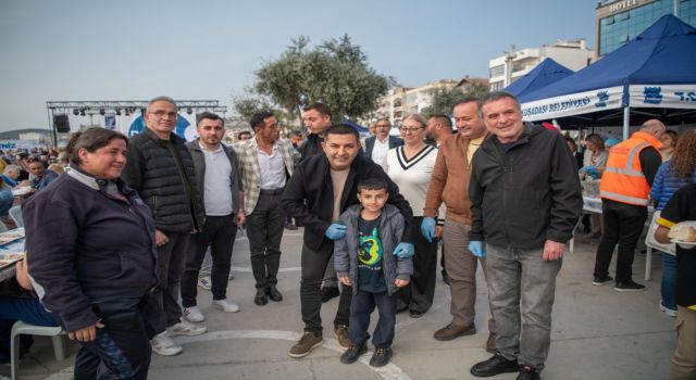 Kuşadası Belediyesi'nden Kadir Gecesi'nde 2 bin kişilik iftar yemeği