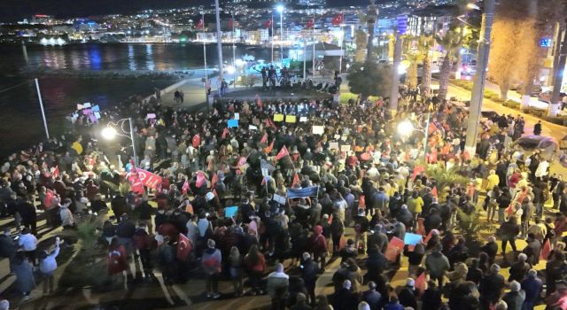 Kuşadası'nda demokrasi ve dayanışma yürüyüşü