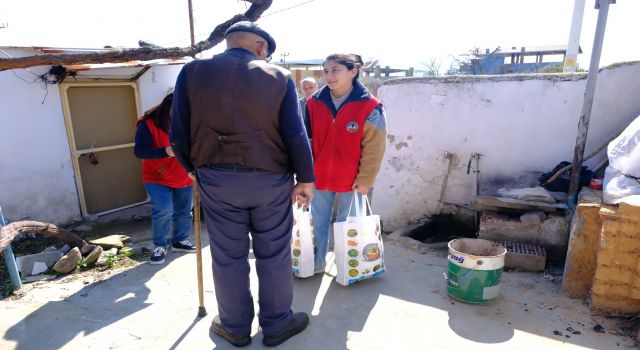Kuyucak Belediyesi'nden ihtiyaç sahiplerine gıda yardımı