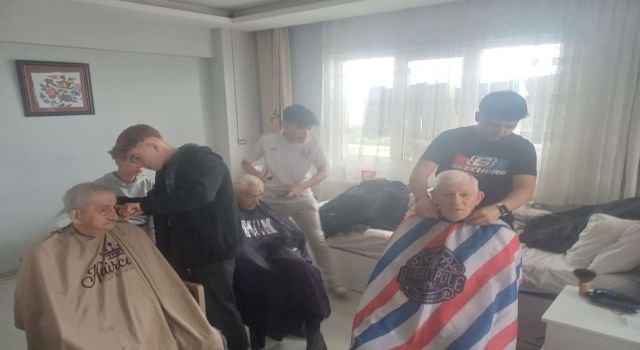 Lise öğrencileri, huzurevi sakinleriyle bir araya geldi