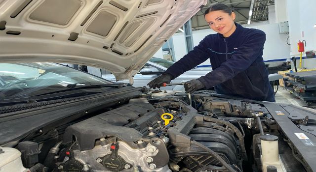 Oto tamirhanesinin üç üniversite diplomalı kadın ustası