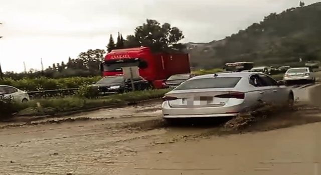 Söke’de sağanak yağış etkili oldu, karayolu çamurla kaplandı