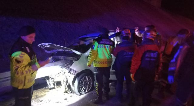 Ticari araç bariyere ok gibi saplandı: 4 yaralı