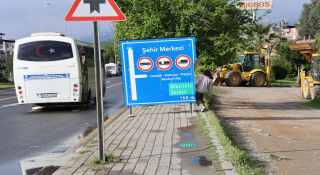 Aydın’da yayaları çileden çıkaran trafik levhası
