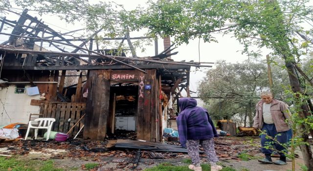Sobadan çıkan yangında bir ev tamamen yandı