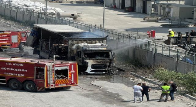 Söke'de atık kağıt getiren tırda yangın çıktı