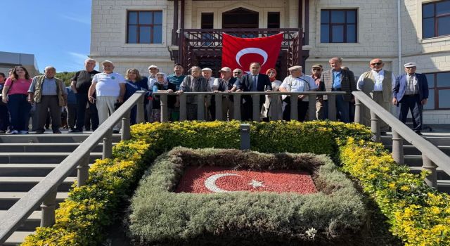 Demokrasi Müzesi’nde Duygu Dolu Buluşma: Huzurevi Sakinlerinden Şiirli Ziyaret