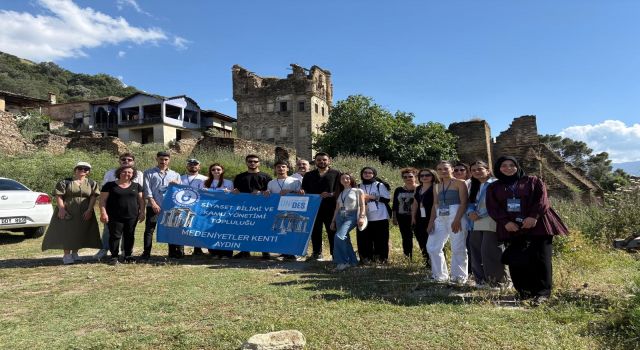 Üniversiteli gençler, tarihi Arpaz Kulesi’ne dikkat çekti