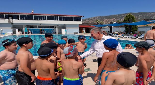 Başkan Erol yüzme kursuna katılan çocukların ilk gün heyecanına ortak oldu