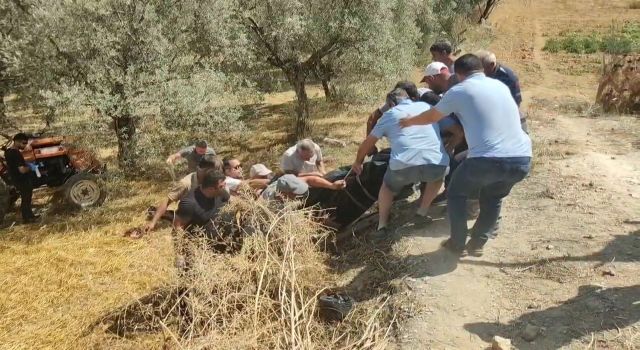 Devrilen traktörün altında kalan sürücü hayatını kaybetti