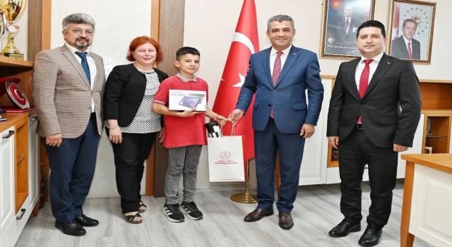 İOKBS Türkiye Birincisi Yahya Kaan Sönmezler’den İl Milli Eğitim Müdürü’ne Ziyaret