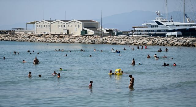 Kuşadası’nda sıcak havadan bunalanlar plajlara akın etti