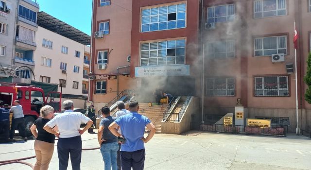 İncirliova’da bir okulun zemin katında yangın çıktı