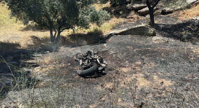 Kaza sonrası çıkan yangın, yol kenarına bırakılan su bidonlarıyla söndürüldü