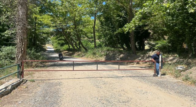 Yangınlara karşı ormanı demir kapı ile kapattılar