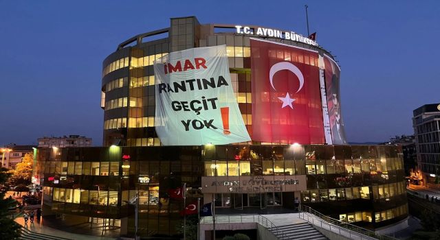 Aydın Büyükşehir Belediyesi binasına dev pankart: "İmar rantına geçit yok"