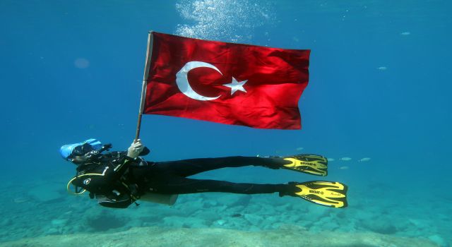 Deniz dibinde Türk bayraklı 30 Ağustos kutlaması