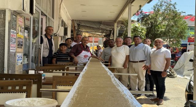 Karacasu'daki festivalde 13 buçuk metrelik tahinli pide yapıldı