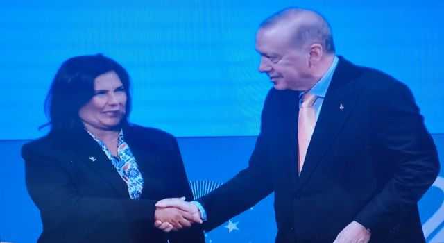 Özlem Çerçioğlu, AK Parti rozetini taktı