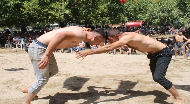 Bin metre rakımda ‘gelenekleri' yaşatmak için güreştiler