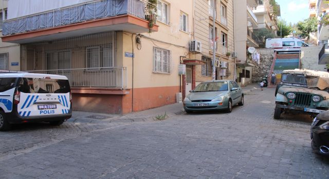 Kapının önüne koyulan çöp, ekipleri harekete geçirdi