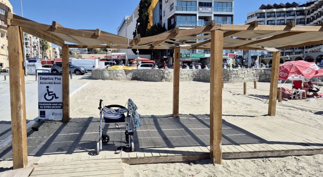 Kuşadası'nda engelli bireyleri güneşten koruyan gölgeliklere zarar verildi